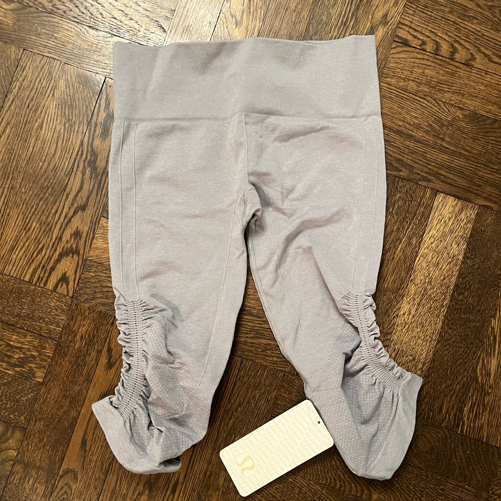 New With Tags Lululemon In the Flow Crop II leggings in grey- size 8